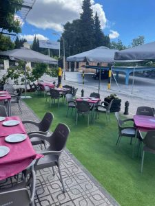Terraza del Restaurante Padilla preparada para una comida familiar