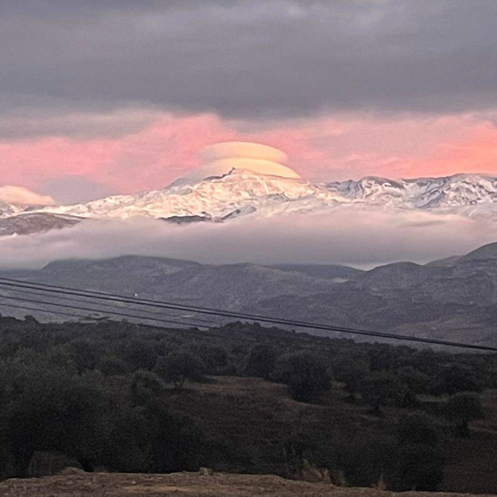 Vistas a Sierra Nevada nevada desde El Fargue al atardecer