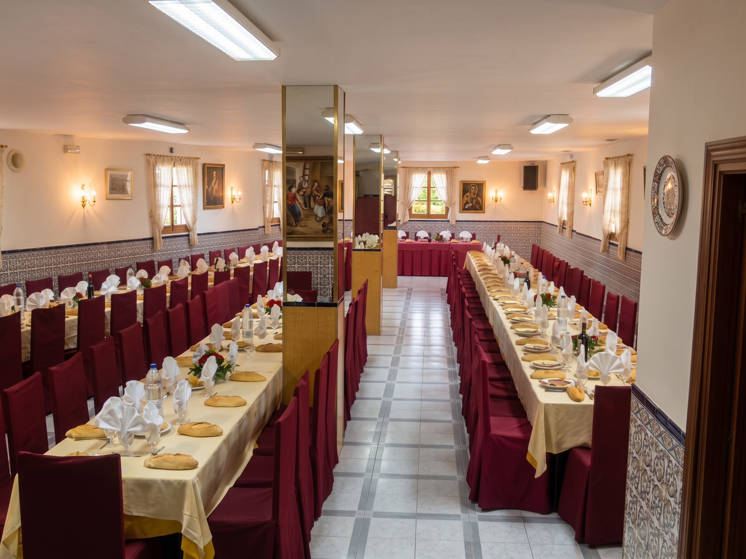 Salón espacioso para cenas de empresa y grupos grandes en Granada
