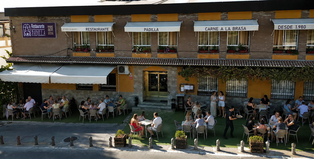 Nuestra Historia: 45 Años de Tradición y Asador de Leña en Granada